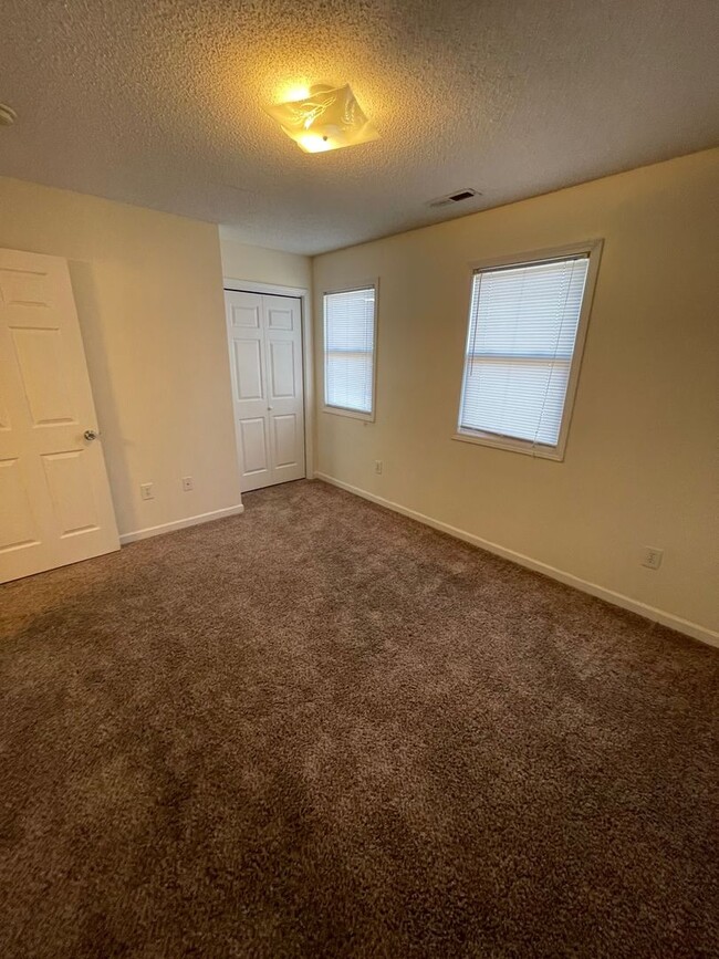 Building Photo - 2 Bdrm/1 Full & 2 Half Bath Condo ? Gray/J...