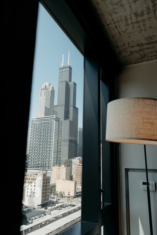 Building Photo - 755 S Clark St