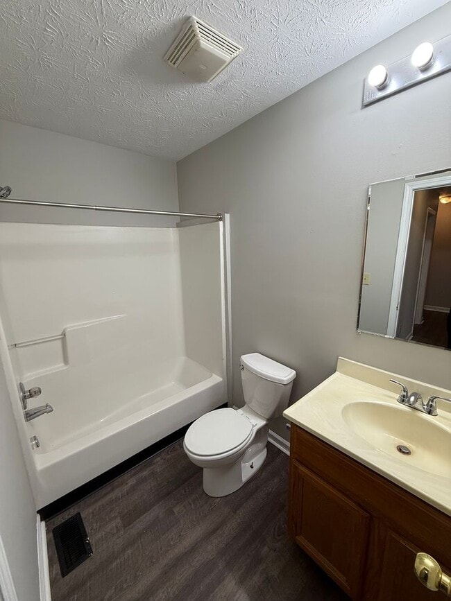 Building Photo - 223 Tanbark Dr