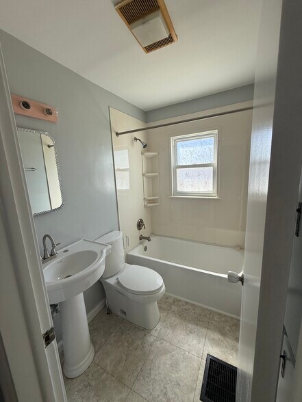 Building Photo - 475 Robinwood Ave