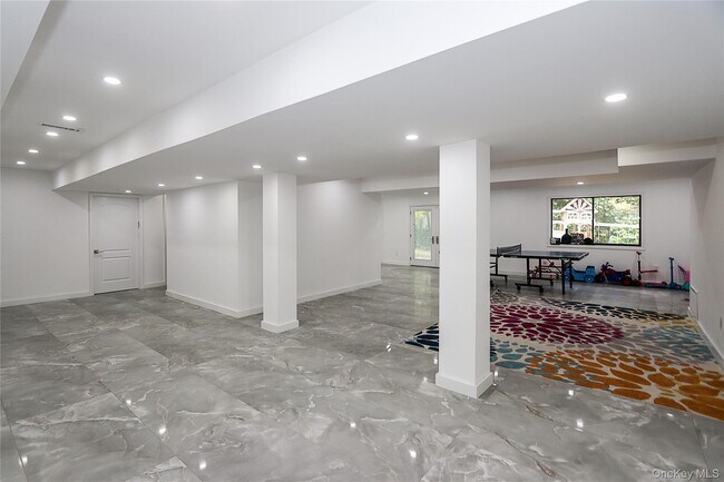 Building Photo - 35 Old Pond Rd