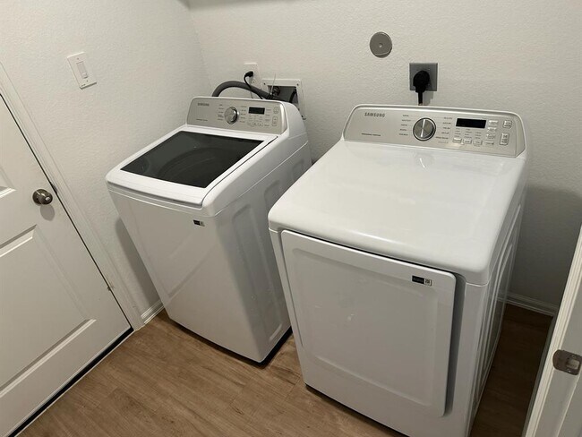 Building Photo - 440 Jewett Meadow Dr