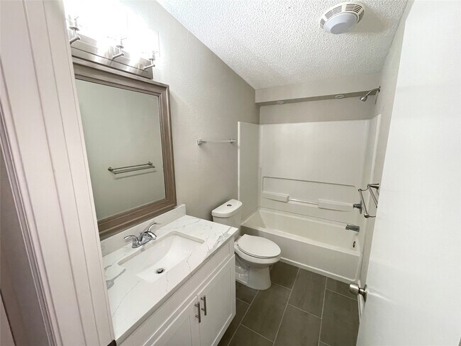 Building Photo - 128 Hall Dr S