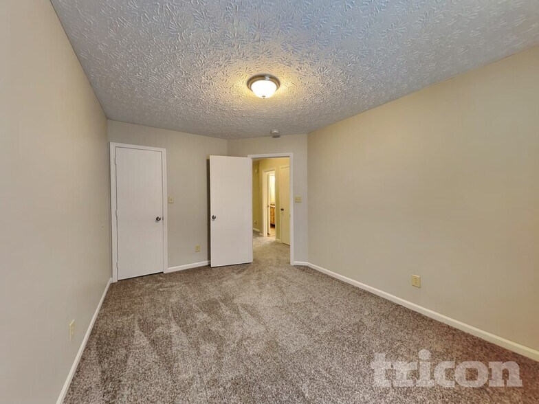 Building Photo - 4468 Connaught Dr E