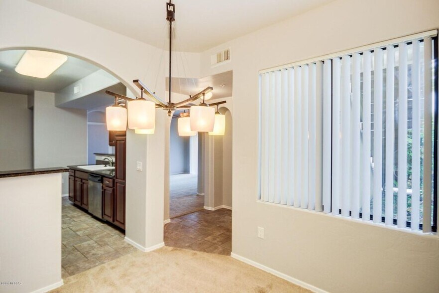 Dining area - 2550 E River Rd