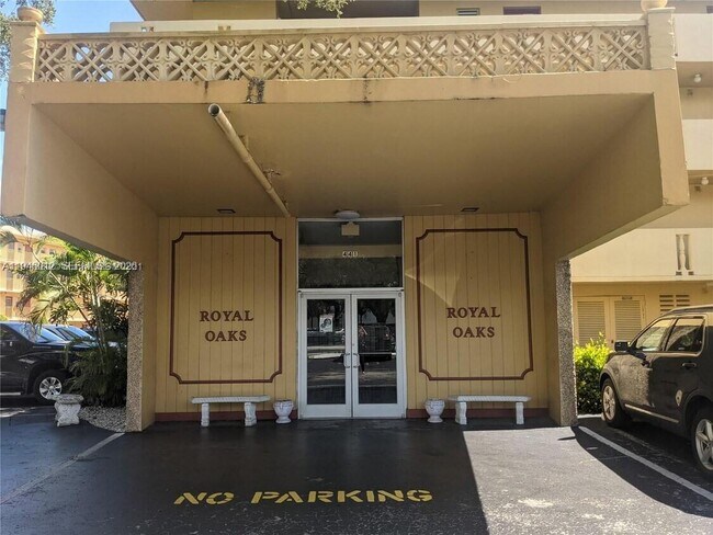 Building Photo - 441 NE 195th St