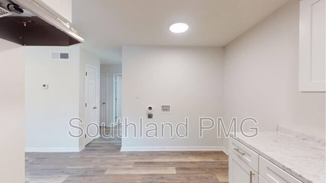 Building Photo - 605 Lake Rd