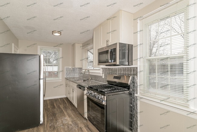 Building Photo - 1023 St Denis St