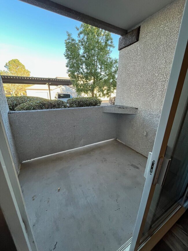 Building Photo - Stunning, fully-remodeled 1 bedroom at Tus...