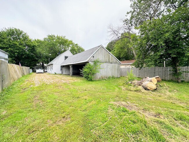 Building Photo - 842 7th St