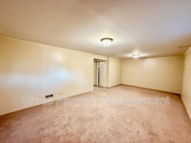 Building Photo - 1070 Iris St