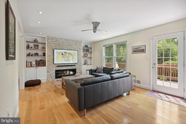 Building Photo - 4208 Maple Terrace