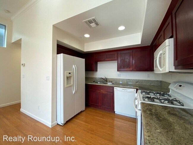 Building Photo - 2 br, 2.5 bath House - 142 4th St