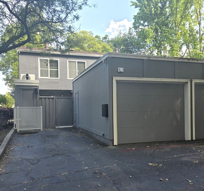 Building Photo - Cute 3BD/1.5BA Townhome with Great Commute location in Danville