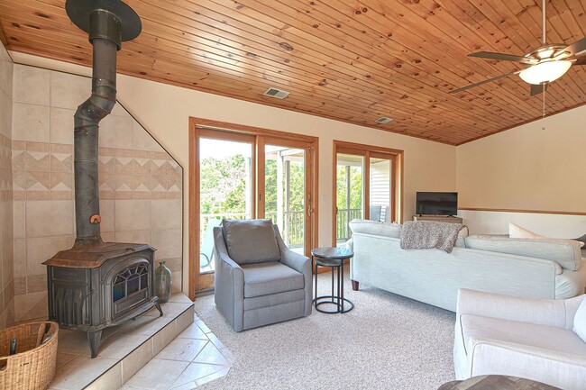 Building Photo - Winter Rental: Wingaerchic (Dog-friendly!)