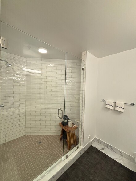 Building Photo - 2385 NE 194th St