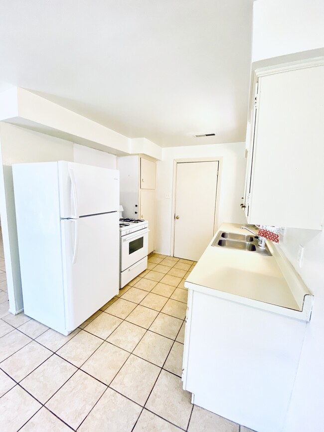 Kitchen - 4010 Heatherbrook Dr