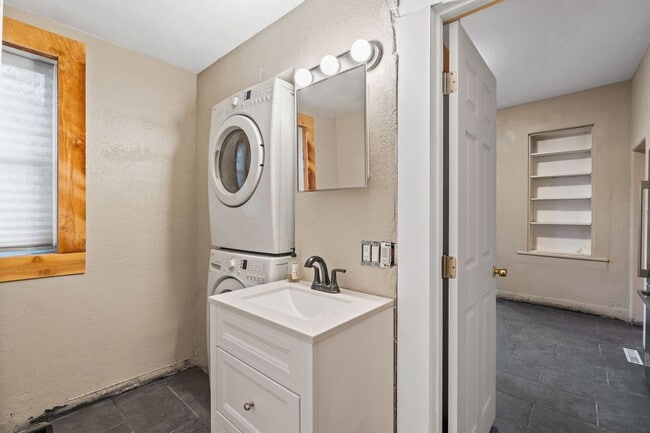 Building Photo - Classic Downtown Home