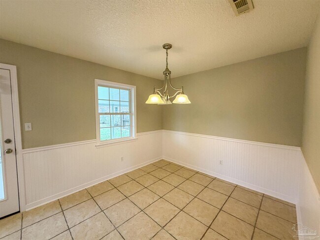 Building Photo - 420 E 10 Mile Rd