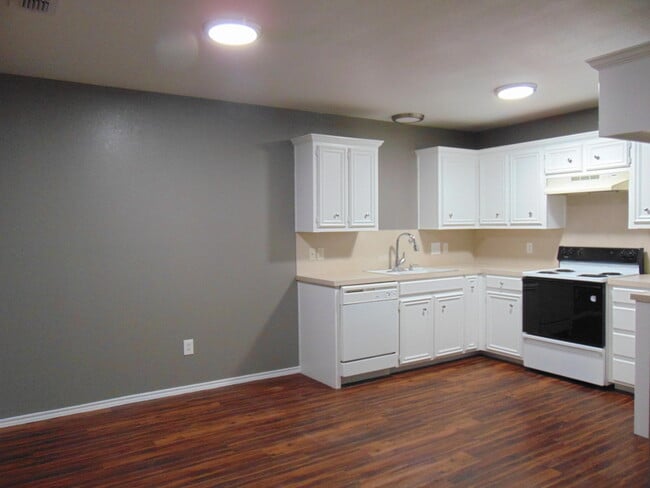 Building Photo - 405 Kline Ave