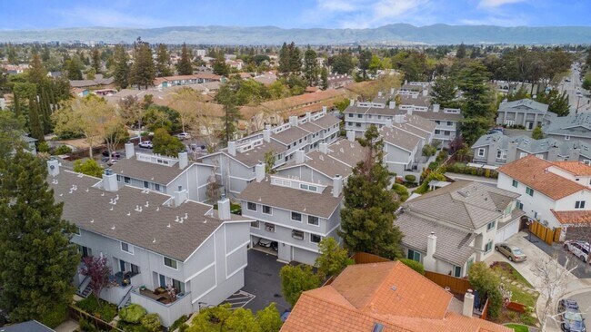 Building Photo - Immaculate 3 Bedroom 2.5 Bath Condominium ...