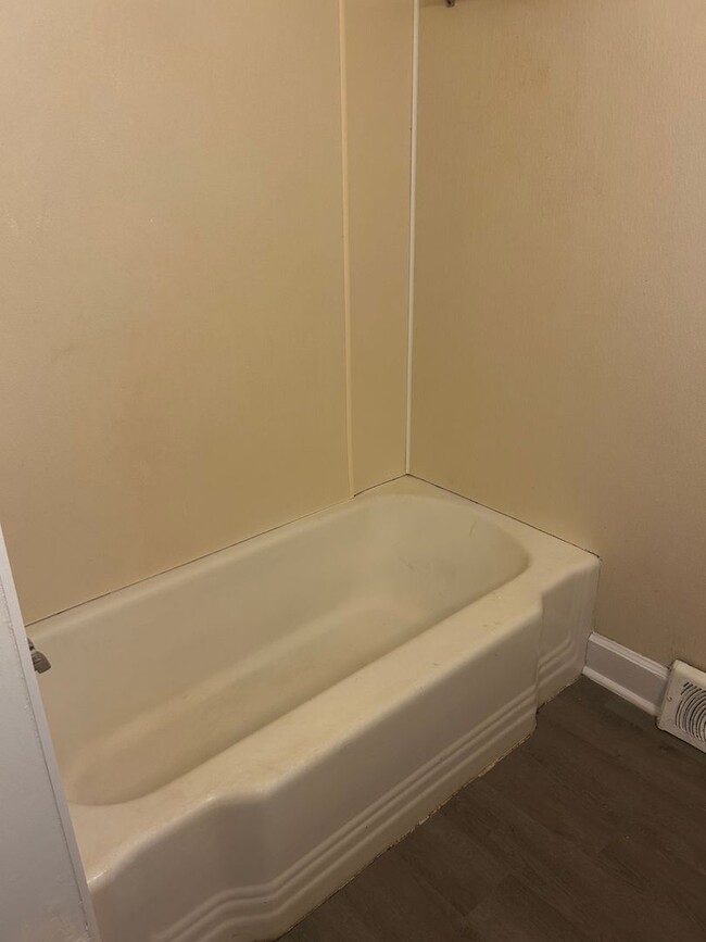 Building Photo - 3 Bedroom 1 bathroom Renovated! 5 minutes ...