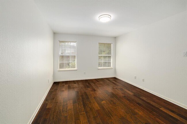 Building Photo - 2023 Wood Glen Dr