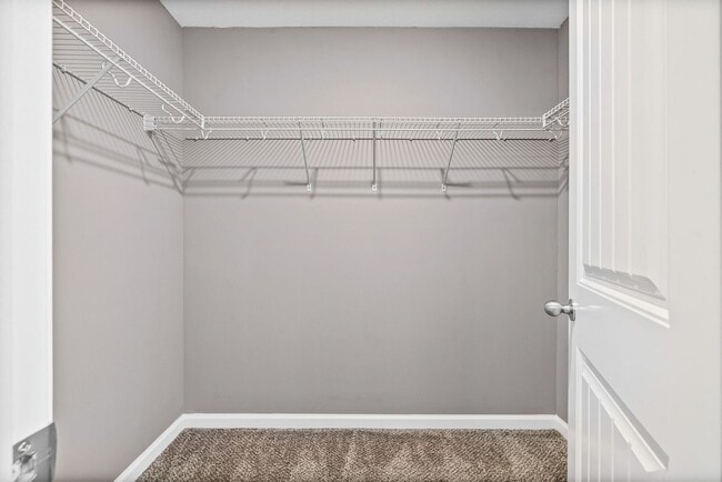 Building Photo - 2 Bedroom Condo For Rent With Community Swimming Pool!