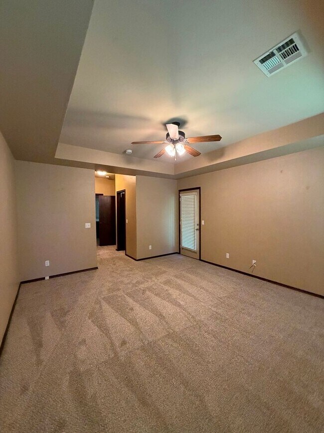 Building Photo - 3 bd/2 ba on Half acre - Edmond Schools