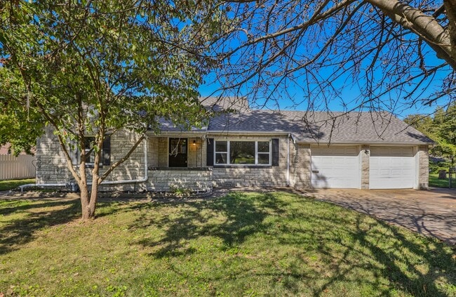 Primary Photo - Adorable 4 bedroom | 2 bathroom | 2 car ga...