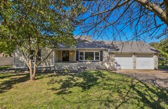 Building Photo - Adorable 4 bedroom | 2 bathroom | 2 car ga...
