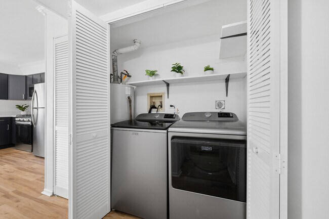 Building Photo - 1553 Brandywyn Ct N