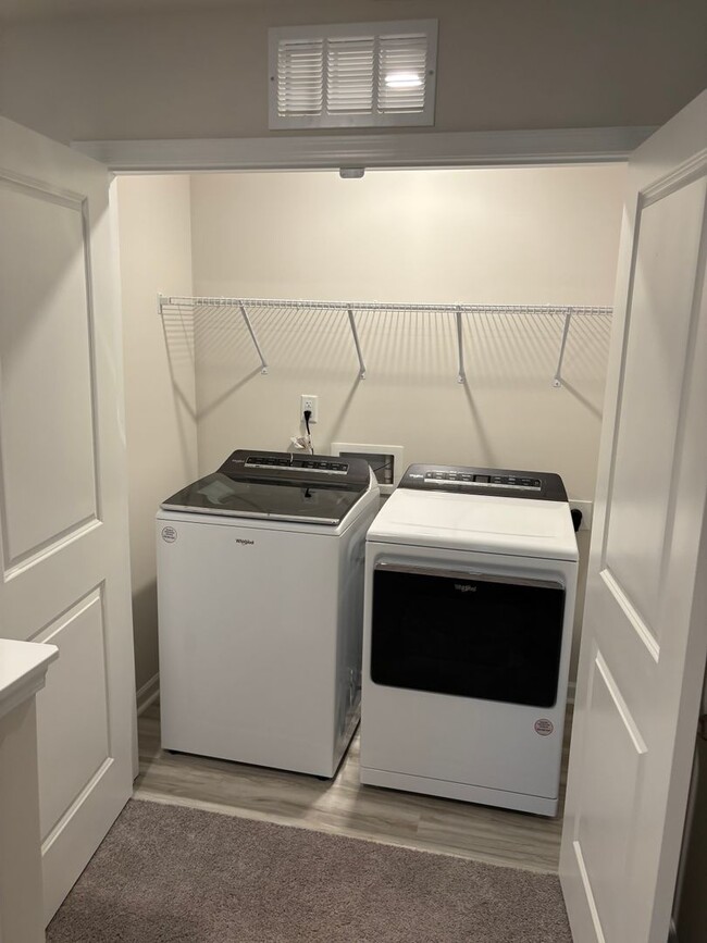 Building Photo - Brand New End-Unit Townhome in Charlotte!