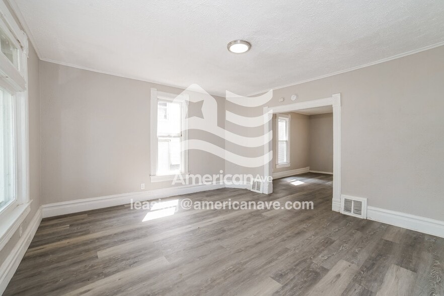 Building Photo - 318 E Thrush Ave