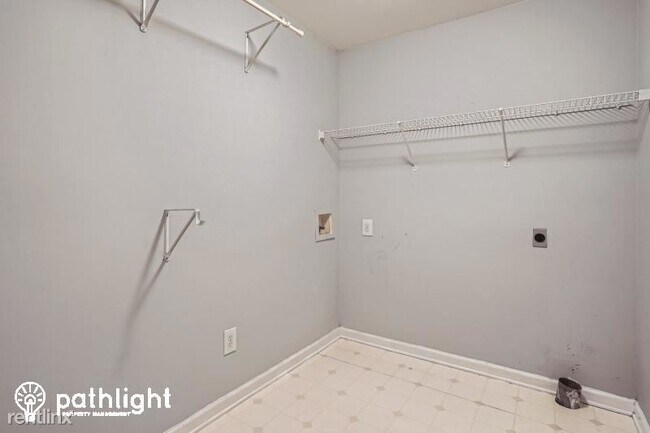 Building Photo - 4 br, 2.5 bath House - 1045 Mayfield Manor...