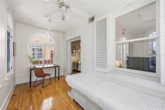 Building Photo - 1221 N Palm Ave