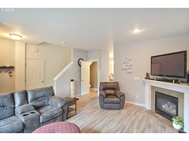 Building Photo - Comfortable Beaverton Living- 4 Bedroom, 2.5 Bath home Near Nike & Intel with Open Living & Priva...