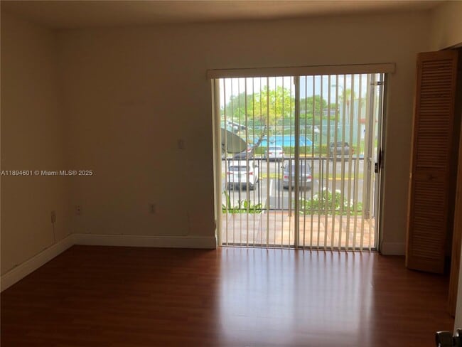 Building Photo - 10824 N Kendall Dr