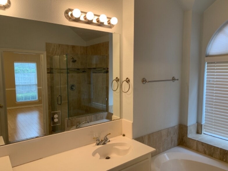 Building Photo - 903 Redbud Dr