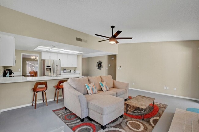 Building Photo - Fully Furnished, One Story, Near Strip, All Utilities Included with Flexible Lease Terms