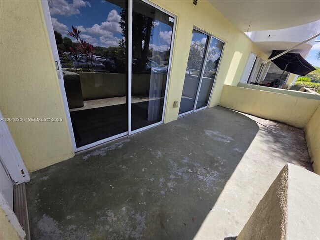 Building Photo - 10765 SW 108th Ave