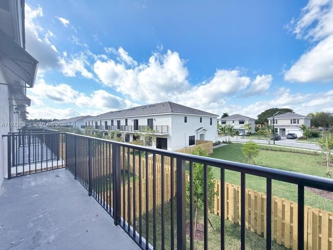 Building Photo - 196 NE 13th Ave