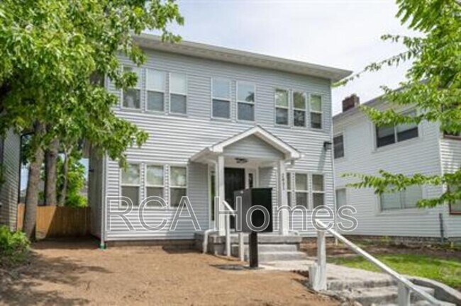 Building Photo - 2831 N Kenwood Ave