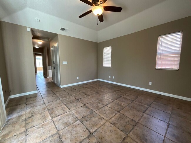 Building Photo - Spacious Four Bedroom Home in Figarden Loo...