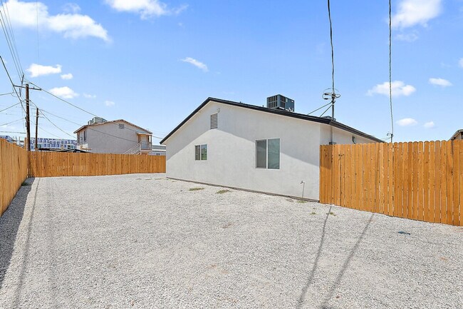 Building Photo - 3850 S 18th St