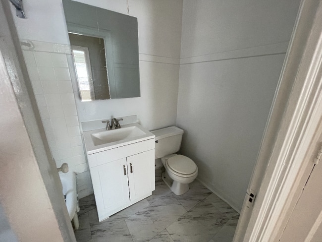 Building Photo - 915 W Oakdale Ave