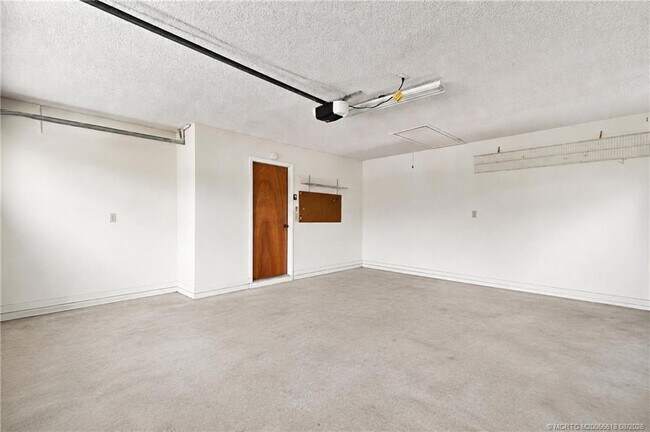 Building Photo - 2101 SE Dolphin Rd