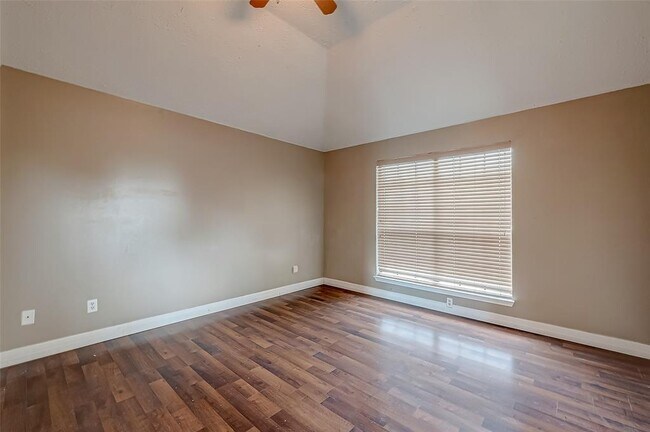 Building Photo - 2026 Sandy Knoll Dr