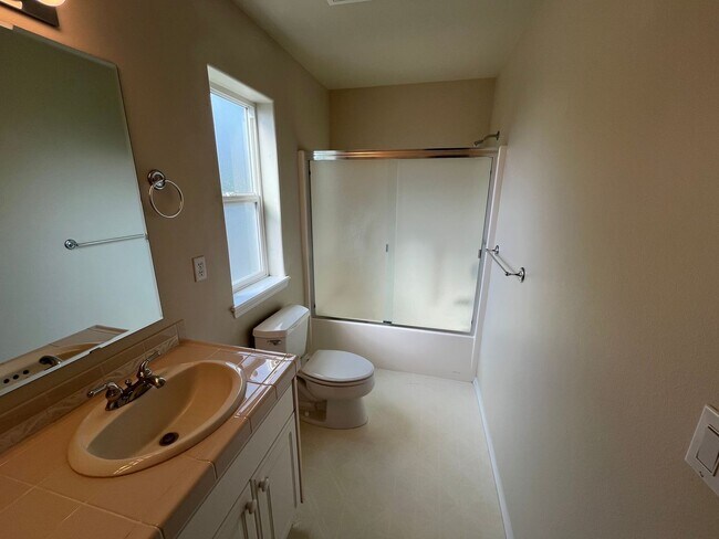 Building Photo - 3111 NE Dennis Ct