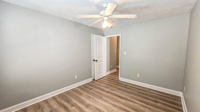 Building Photo - 831 Landing Dr